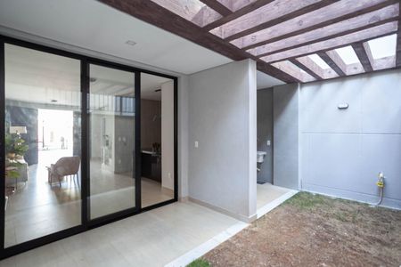 Casa à venda com 135m², 3 quartos e 2 vagas Casa à venda com 135m², 3 quartos e 2 vagasÁrea externa