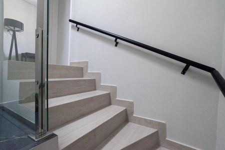 Casa à venda com 135m², 3 quartos e 2 vagas Casa à venda com 135m², 3 quartos e 2 vagasEscada