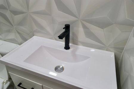Banheiro de kitnet/studio para alugar com 1 quarto, 35m² em Piatã, Salvador