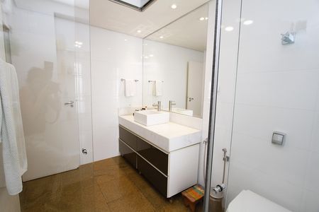 Banheiro Social de apartamento à venda com 3 quartos, 149m² em Santa Lúcia, Belo Horizonte