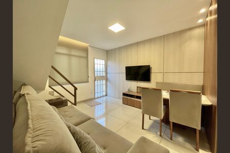 Casa à venda com 2 quartos, 60m² em João Pinheiro, Belo Horizonte