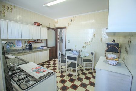 Casa à venda com 2 quartos, 220m² em Vila Bertioga, São Paulo