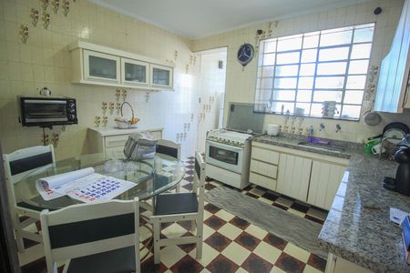 Casa à venda com 2 quartos, 220m² em Vila Bertioga, São Paulo