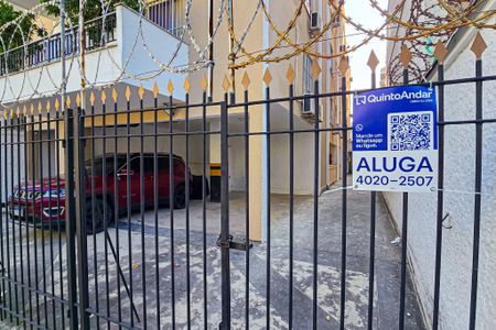 Fachada do Prédio com placa de apartamento para alugar com 2 quartos, 61m² em Méier, Rio de Janeiro