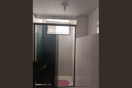 Banheiro da suíte de casa para alugar com 1 quarto, 65m² em Boca do Rio, Salvador