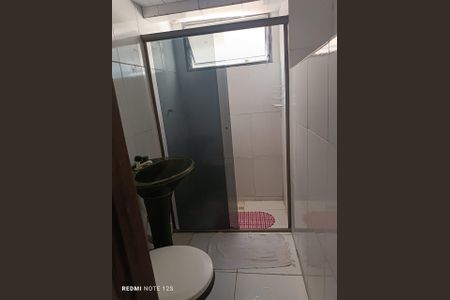 Banheiro da suíte de casa para alugar com 1 quarto, 65m² em Boca do Rio, Salvador