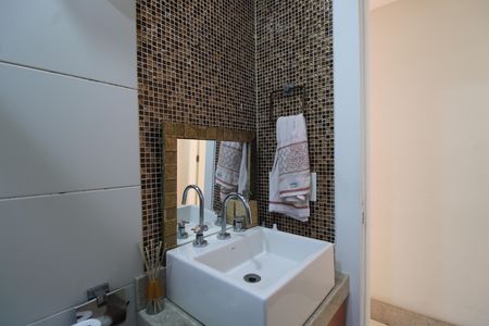 Casa de condomínio à venda com 250m², 3 quartos e 1 vagaBanheiro social