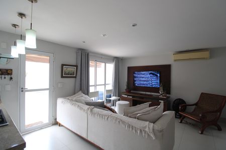 Casa de condomínio à venda com 250m², 3 quartos e 1 vagaSala