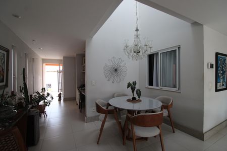 Casa de condomínio à venda com 250m², 3 quartos e 1 vagaSala