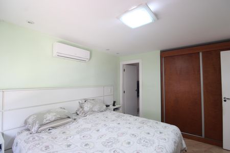 Casa de condomínio à venda com 250m², 3 quartos e 1 vagaSuíte
