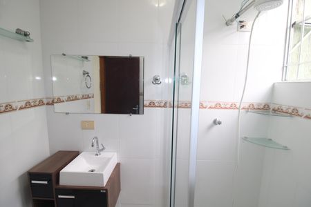 Banheiro de casa para alugar com 2 quartos, 73m² em Parque Panamericano, São Paulo