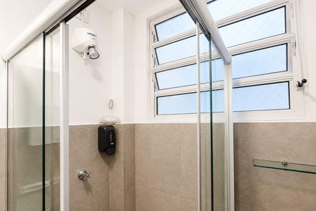 Banheiro de kitnet/studio para alugar com 1 quarto, 56m² em Cerqueira César, São Paulo