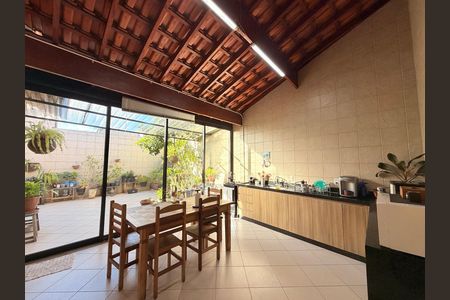 Casa à venda com 100m², 2 quartos e 4 vagasÁrea gourmet