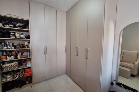 Casa à venda com 224m², 5 quartos e 3 vagas Casa à venda com 224m², 5 quartos e 3 vagasSuíte