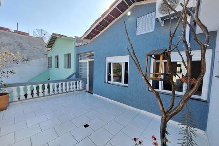Casa à venda com 224m², 5 quartos e 3 vagas Casa à venda com 224m², 5 quartos e 3 vagasQuintal