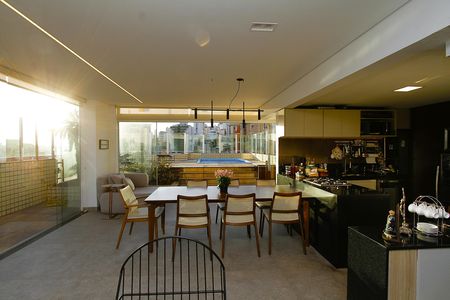 Apartamento à venda com 267m², 4 quartos e 4 vagasCobertura