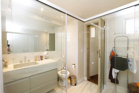 Apartamento à venda com 267m², 4 quartos e 4 vagasBanheiro da Suíte