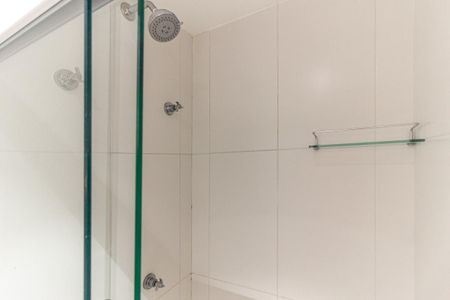 Banheiro de kitnet/studio para alugar com 1 quarto, 28m² em República, São Paulo