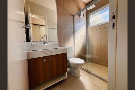 Banheiro suíte 1 de casa de condomínio à venda com 2 quartos, 85m² em Chácaras São Luís, Barueri