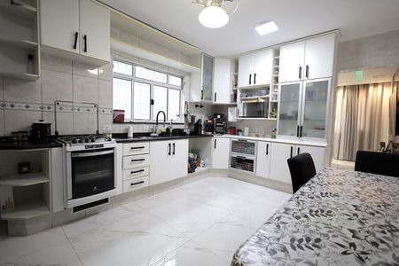 Casa à venda com 190m², 2 quartos e 2 vagas Casa à venda com 190m², 2 quartos e 2 vagasCozinha