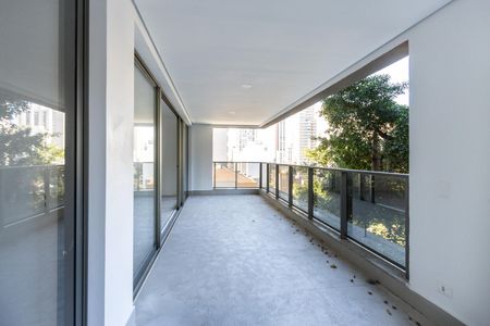 Apartamento à venda com 222m², 4 quartos e 3 vagas Apartamento à venda com 222m², 4 quartos e 3 vagasVaranda