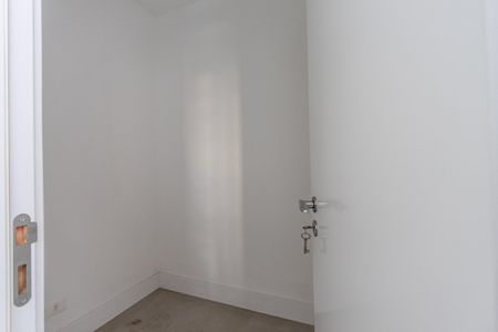 Apartamento à venda com 222m², 4 quartos e 3 vagas Apartamento à venda com 222m², 4 quartos e 3 vagasQuarto de Serviço