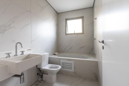 Apartamento à venda com 222m², 4 quartos e 3 vagas Apartamento à venda com 222m², 4 quartos e 3 vagasQuarto 1 - Banheiro 1 da Suite Master