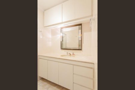 Banheiro da Suíte de apartamento para alugar com 3 quartos, 208m² em Vila Anglo Brasileira, São Paulo