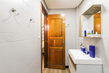 Banheiro 2 de casa para alugar com 3 quartos, 500m² em Rio Branco, Canoas