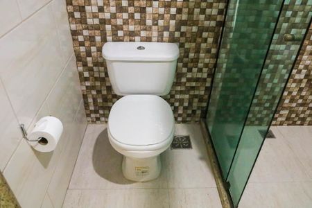 Casa de condomínio à venda com 170m², 3 quartos e 2 vagas Casa de condomínio à venda com 170m², 3 quartos e 2 vagasBanheiro do Quarto Suite 1