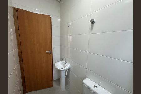 Banheiro de casa para alugar com 2 quartos, 50m² em Vila Valenca, São Vicente