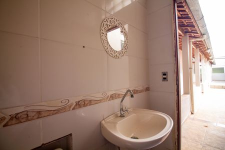 Lavabo 2 de casa para alugar com 2 quartos, 120m² em Vila Fazzeoni, São Paulo