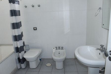 Banheiro de apartamento para alugar com 3 quartos, 130m² em Higienópolis, São Paulo