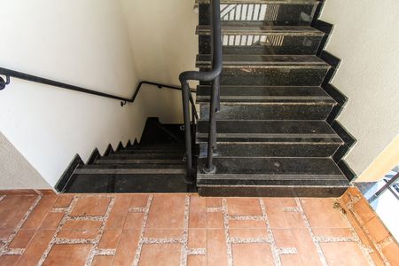 Escadas de apartamento para alugar com 2 quartos, 40m² em Jardim Casa Pintada, São Paulo