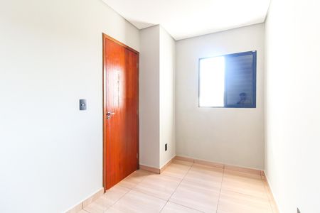 Quarto 1 de apartamento para alugar com 2 quartos, 40m² em Jardim Casa Pintada, São Paulo