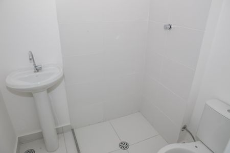 Banheiro de apartamento para alugar com 2 quartos, 34m² em Parque Industrial Tomas Edson, São Paulo