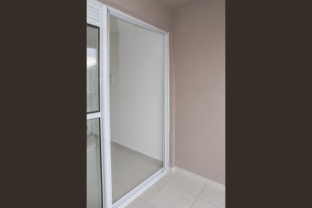 Sala e Sacada de apartamento para alugar com 2 quartos, 34m² em Parque Industrial Tomas Edson, São Paulo