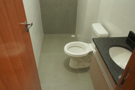 Banheiro de kitnet/studio para alugar com 1 quarto, 25m² em Vila Carrão, São Paulo
