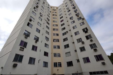 Fachada do bloco de apartamento para alugar com 2 quartos, 54m² em Jacarepaguá, Rio de Janeiro