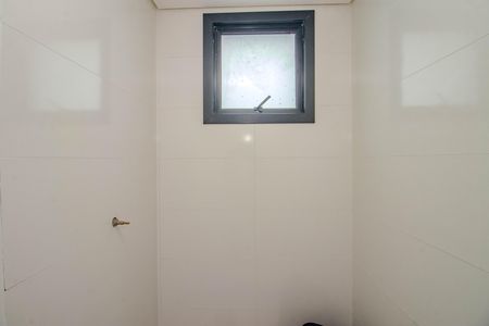 Banheiro de kitnet/studio para alugar com 1 quarto, 33m² em Cristo Redentor, Porto Alegre
