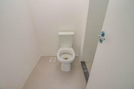 Banheiro de kitnet/studio para alugar com 1 quarto, 33m² em Cristo Redentor, Porto Alegre