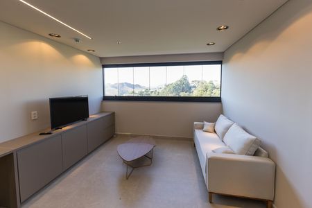 Sala de TV de kitnet/studio para alugar com 1 quarto, 43m² em Vale do Sereno, Nova Lima