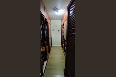 Casa à venda com 316m², 3 quartos e 4 vagas Casa à venda com 316m², 3 quartos e 4 vagasCorredor