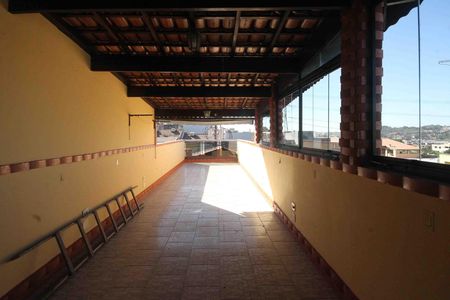 Casa à venda com 330m², 5 quartos e 2 vagas Casa à venda com 330m², 5 quartos e 2 vagasTerraço