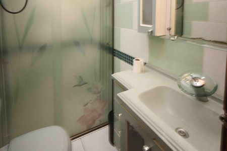 Casa à venda com 330m², 5 quartos e 2 vagas Casa à venda com 330m², 5 quartos e 2 vagasBanheiro