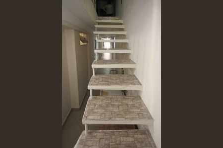 Casa à venda com 330m², 5 quartos e 2 vagas Casa à venda com 330m², 5 quartos e 2 vagasEscada