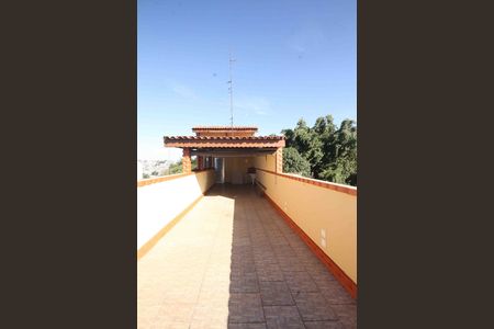 Casa à venda com 330m², 5 quartos e 2 vagas Casa à venda com 330m², 5 quartos e 2 vagasTerraço