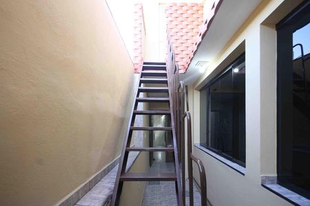Casa à venda com 330m², 5 quartos e 2 vagas Casa à venda com 330m², 5 quartos e 2 vagasEscada