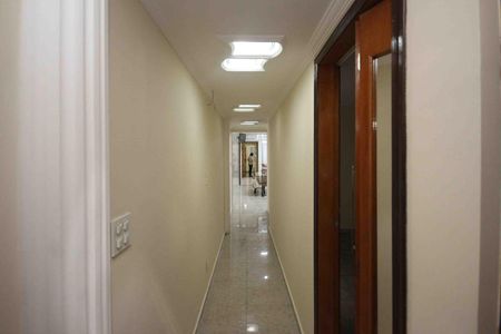 Casa à venda com 330m², 5 quartos e 2 vagas Casa à venda com 330m², 5 quartos e 2 vagasCorredor