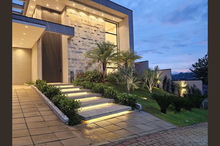 Casa de condomínio à venda com 330m², 4 quartos e 6 vagas Casa de condomínio à venda com 330m², 4 quartos e 6 vagasFachada